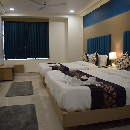 Hotel Royal Square Gandhinagar Buitenkant foto