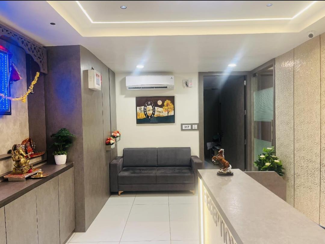 Hotel Royal Square Gandhinagar Buitenkant foto