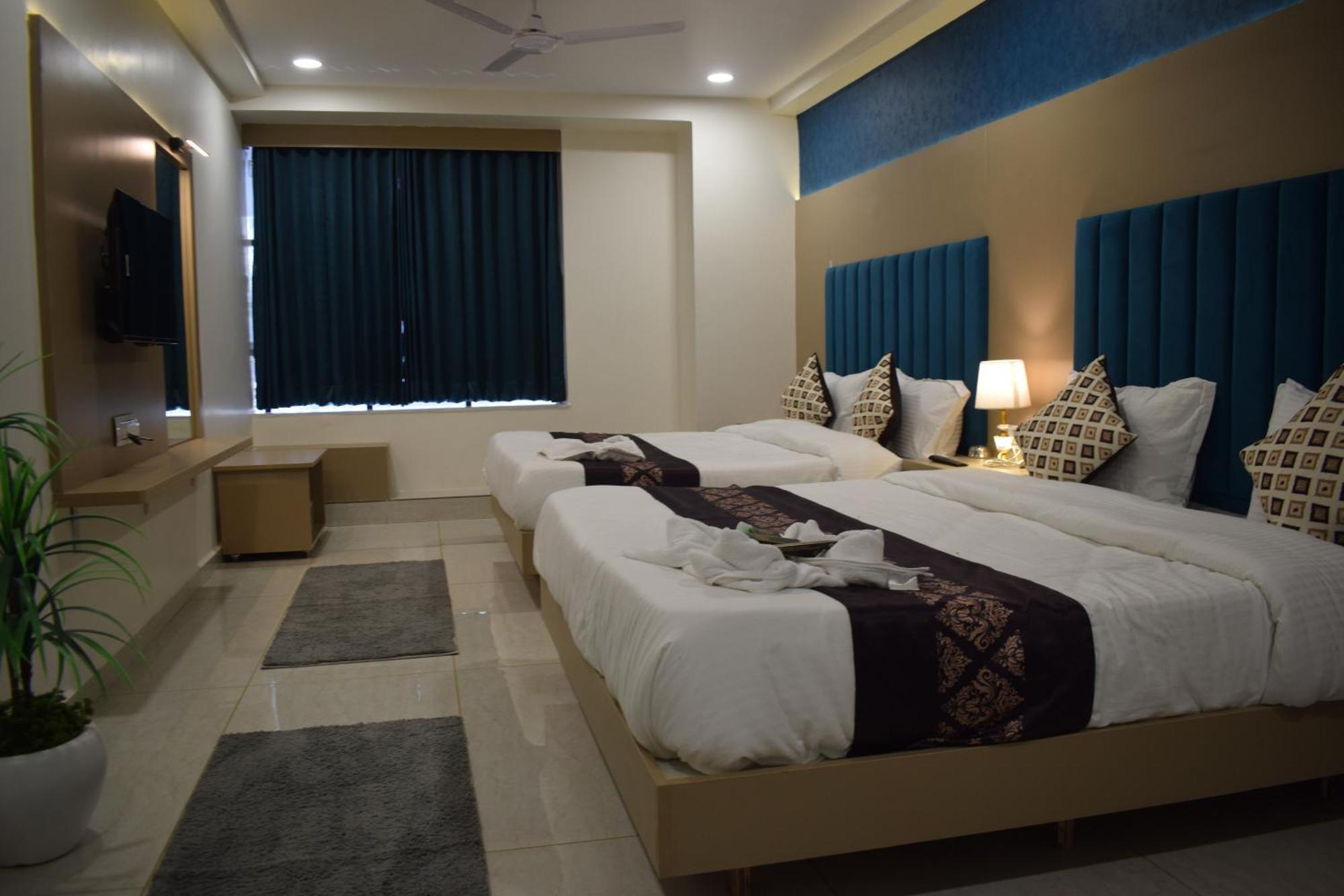 Hotel Royal Square Gandhinagar Buitenkant foto