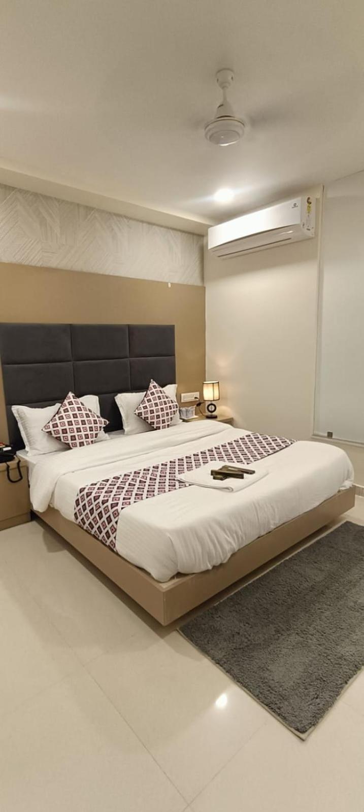 Hotel Royal Square Gandhinagar Buitenkant foto